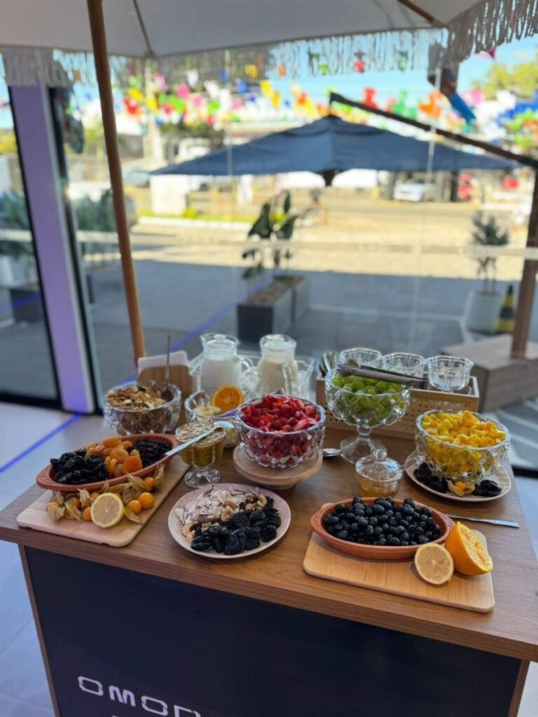 Mesa de frutas frescas selecionadas para carrinho gourmet