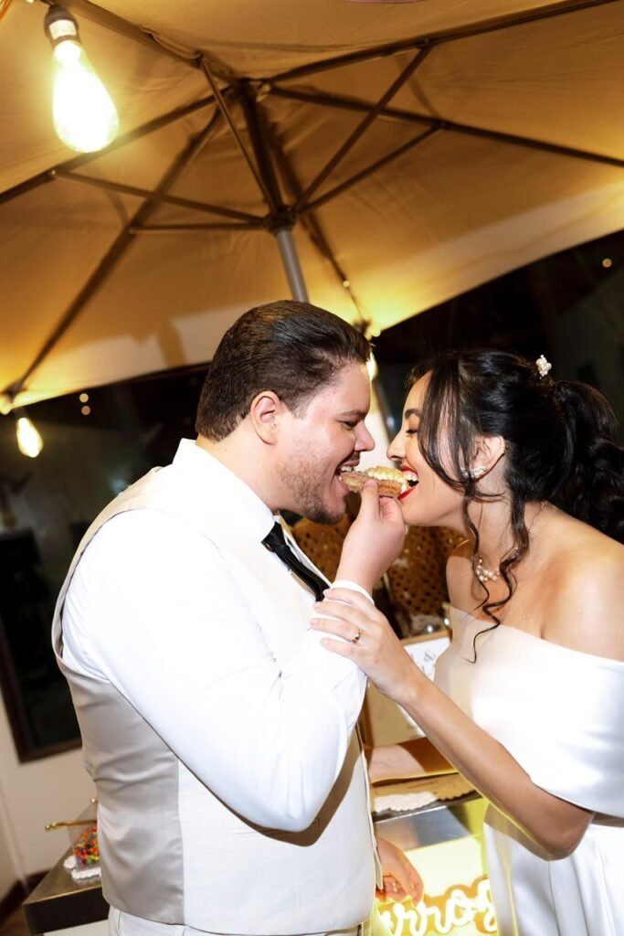 Noivos provando sobremesa no carrinho gourmet durante o casamento