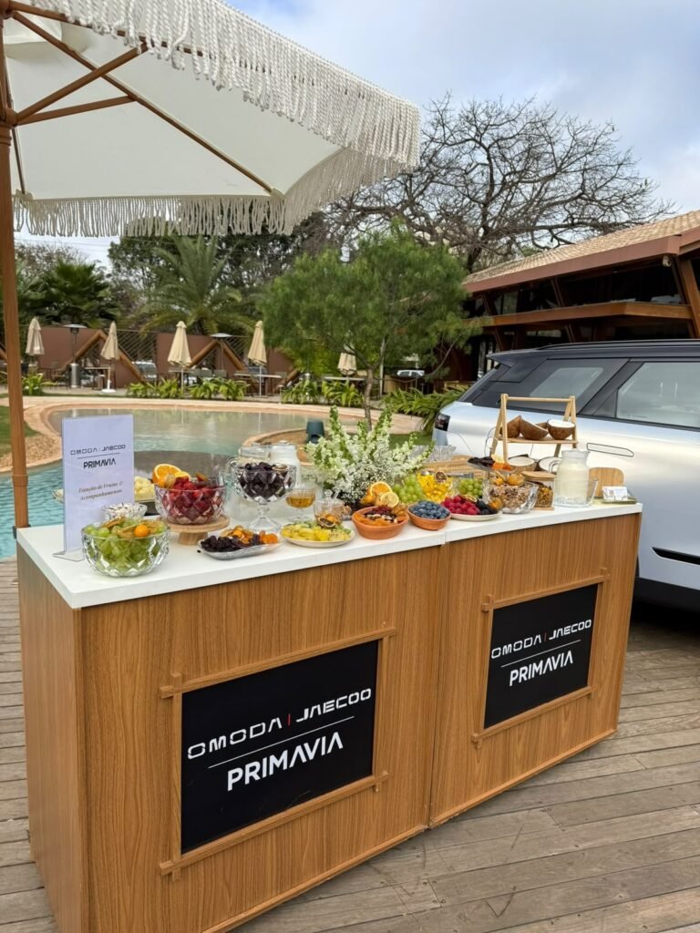 Estação de frutas e acompanhamentos em evento corporativo
