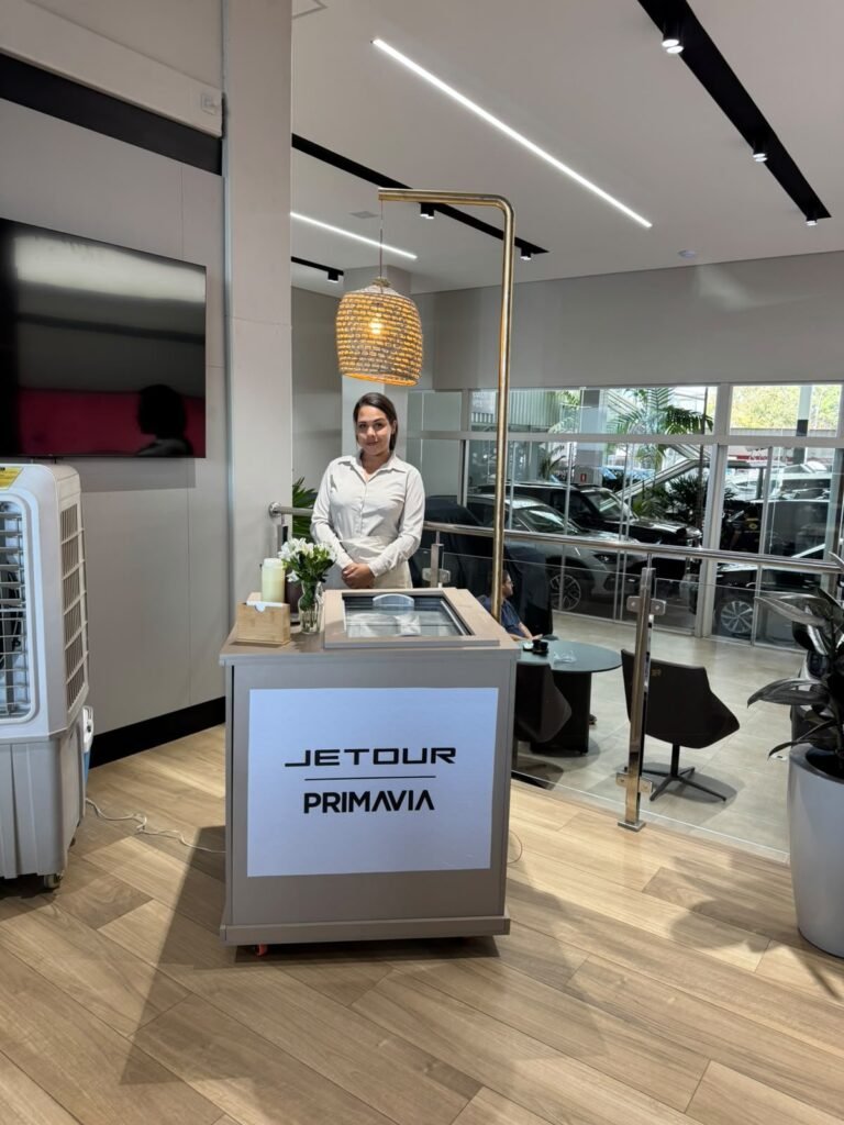 Atendente no carrinho gourmet com luminária em evento Jetour Primavia