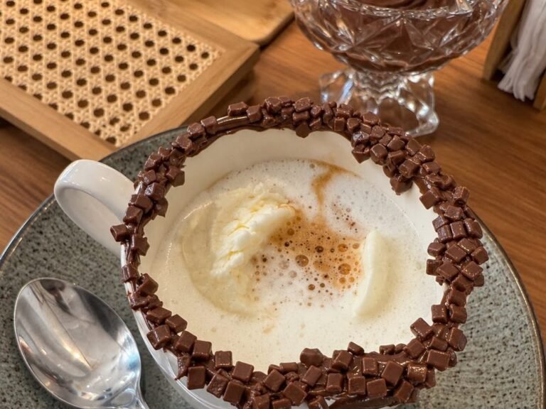 Affogato com gelato e café em xícara com borda de chocolate