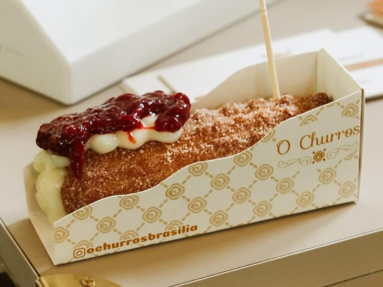Churros recheado com geleia de frutas vermelhas na caixa do Ateliê O Churros