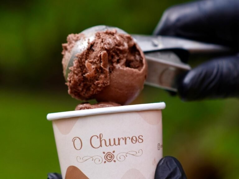 Gelato de chocolate sendo servido em copo do Ateliê O Churros