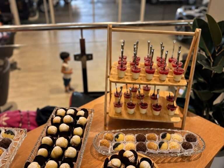 Mini sonhos e docinhos em estação de sobremesas para evento corporativo