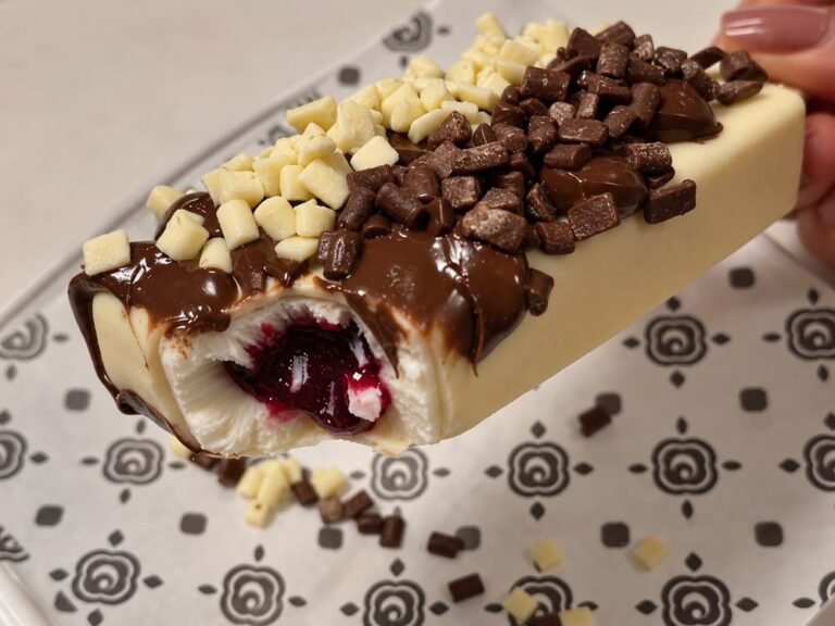 Paleta gelada com cobertura de chocolate branco e ao leite