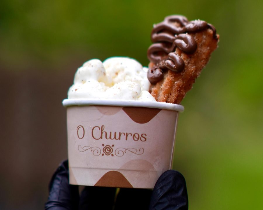 Copo do Ateliê O Churros com gelato e churros coberto de chocolate