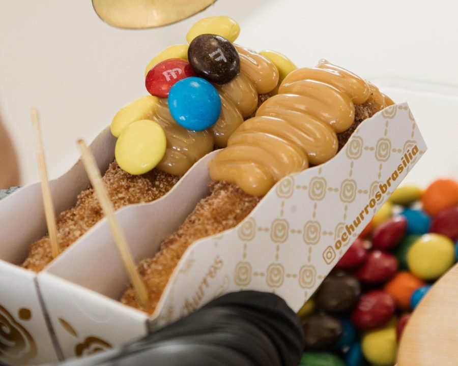 Churros com doce de leite e confeitos coloridos