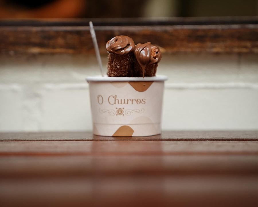 Copo do Ateliê O Churros com mini churros cobertos de chocolate