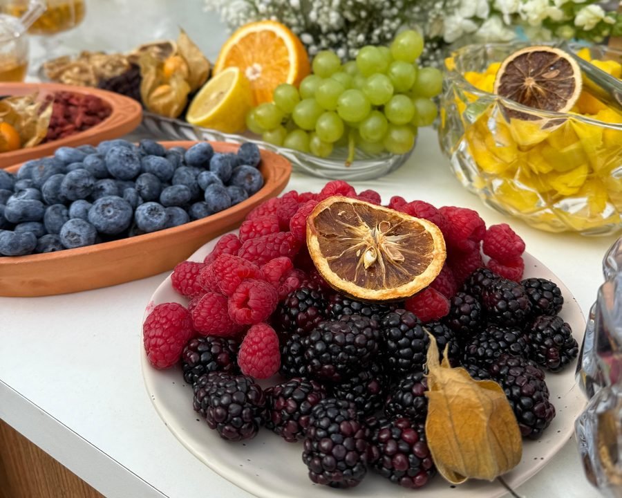 Prato de frutas vermelhas e frutas frescas em estação corporativa