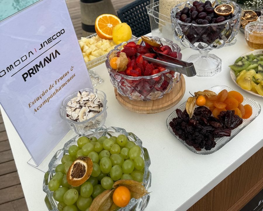 Estação de frutas e acompanhamentos em evento corporativo