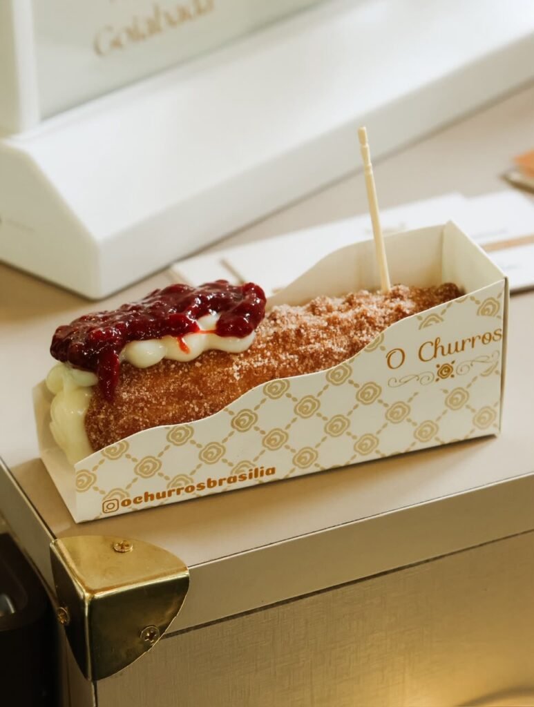 Churros com geleia de frutas vermelhas em embalagem do ateliê